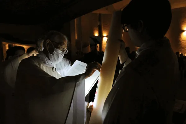 聖土曜日・復活徹夜祭 ろうそくの光を祝福するオチョア神父