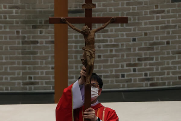 聖金曜日・主の受難　ニャー神父により顕示された十字架