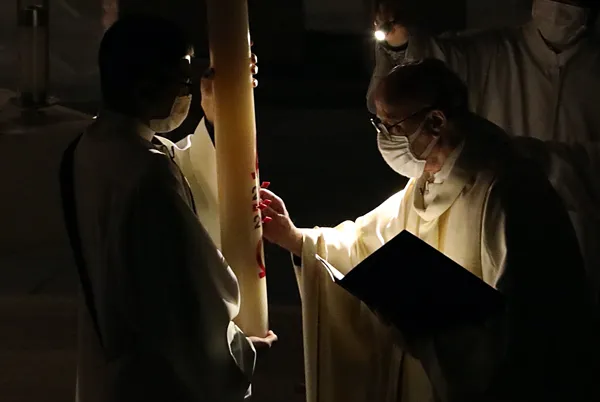 聖土曜日・復活徹夜祭　ろうそくの光を祝福するオチョア神父