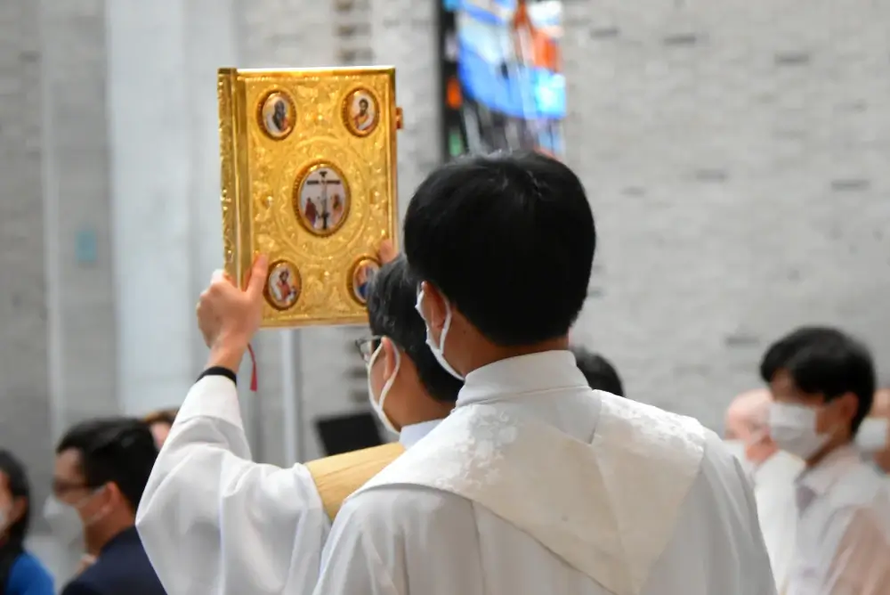 掲げられた聖書(叙階式の入堂) 聖イグナチオ教会