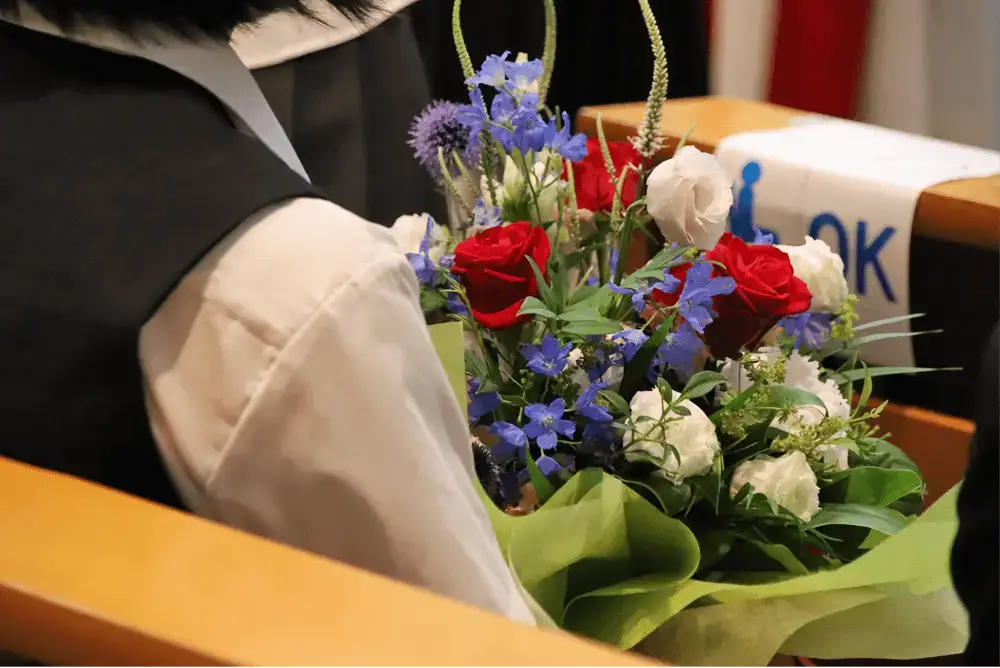 聖イグナチオ教会 主聖堂 花束を持った学生