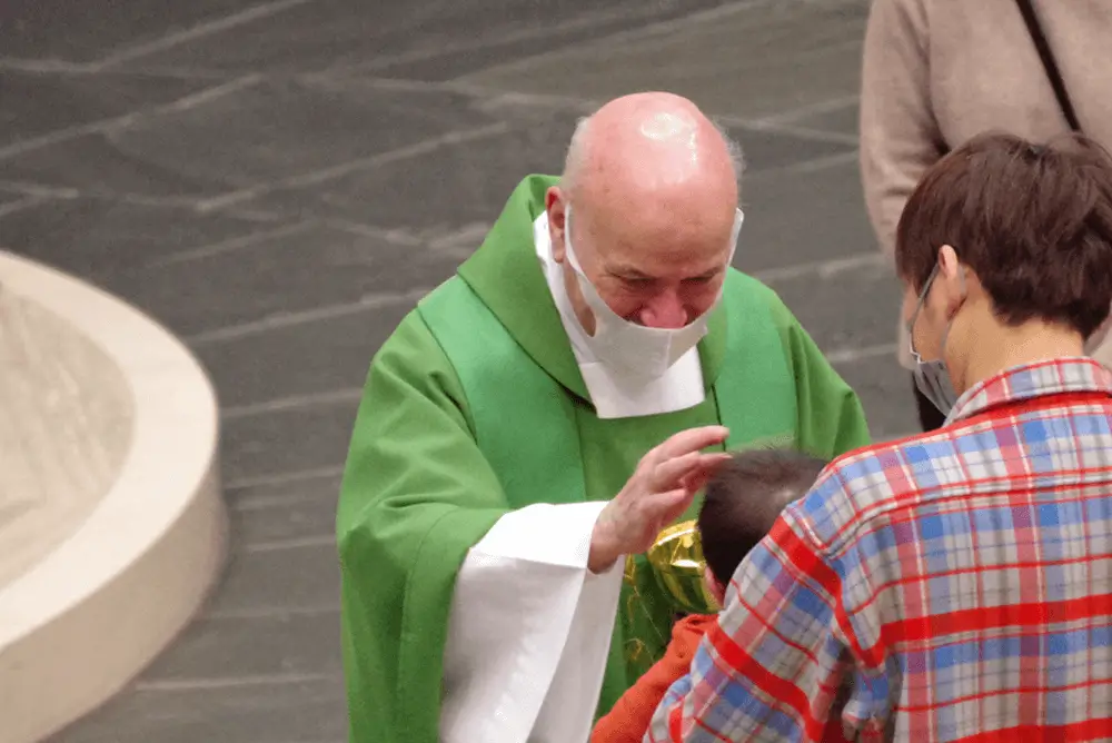 聖イグナチオ教会 こどもを祝福するサトルニノ・オチョア神父