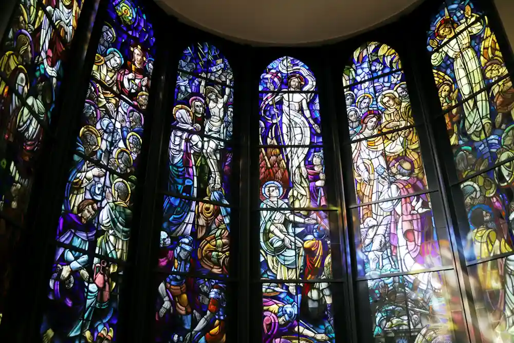 聖イグナチオ教会 主聖堂 クリプタへ降りる階段のステンドグラス