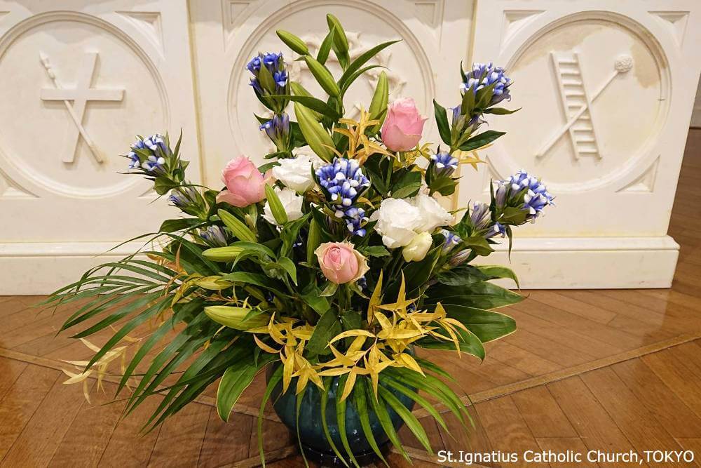 年間第29主日　クリプタの祭壇にささげられた生花。カトリック麹町 聖イグナチオ教会