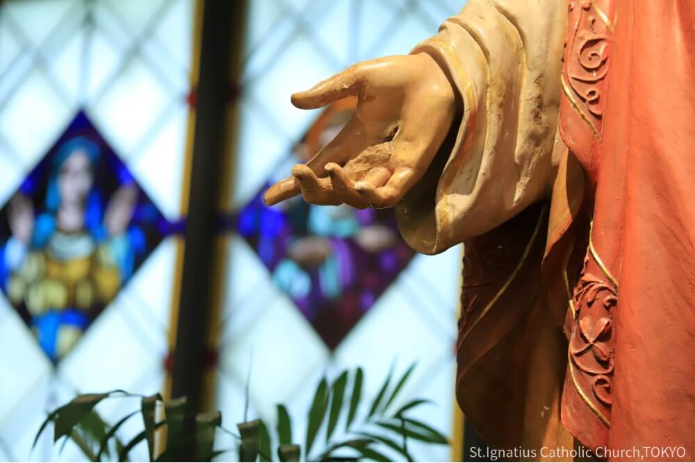 クリプタのイエス様像。釘の痕が残る手。　カトリック麹町 聖イグナチオ教会