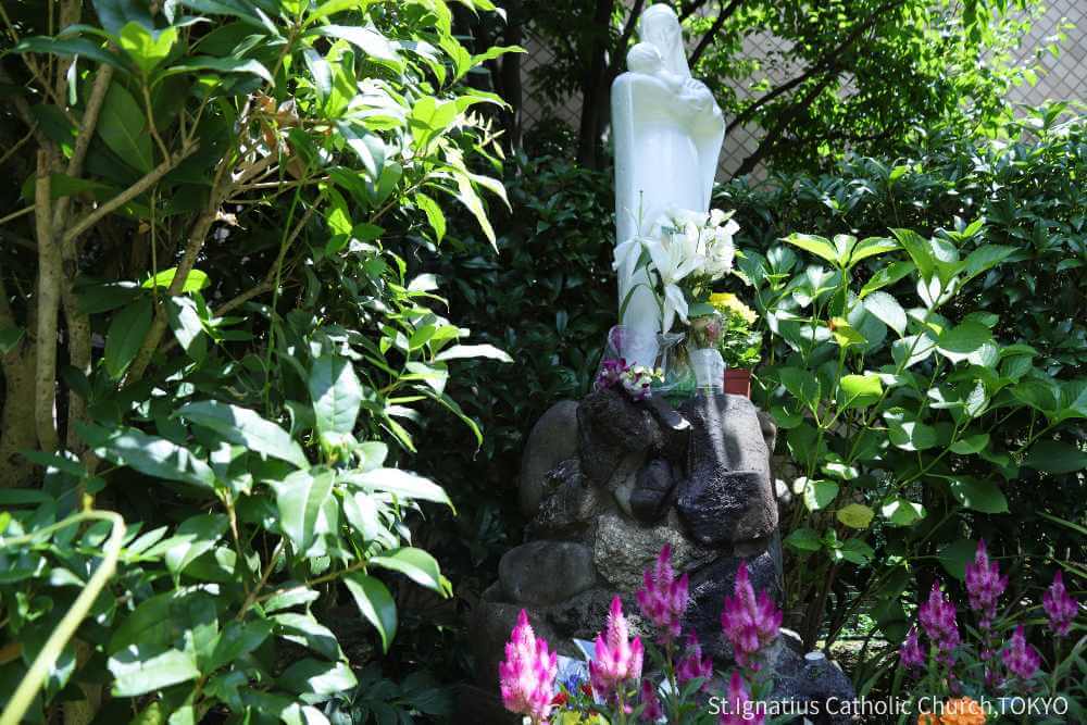 年間第20主日　主聖堂脇のお庭のマリア様　カトリック麹町 聖イグナチオ教会