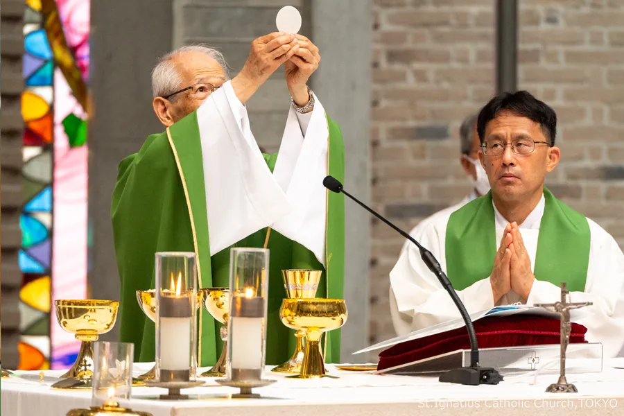 2024年7月21日 年間第16主日ミサ 御聖体を掲げる髙祖神父と柴田神父