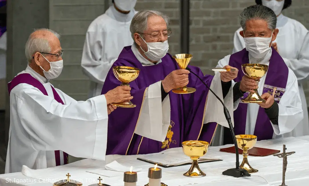 2024年3月17日 四旬節第5主日ミサ 左から髙祖神父、ガラルダ神父、中村神父