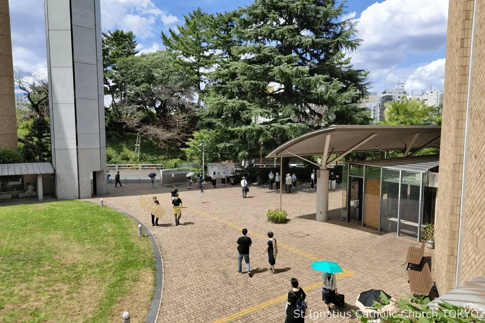 年間第22主日・10時ミサの後の青空と中庭 カトリック麹町 聖イグナチオ教会