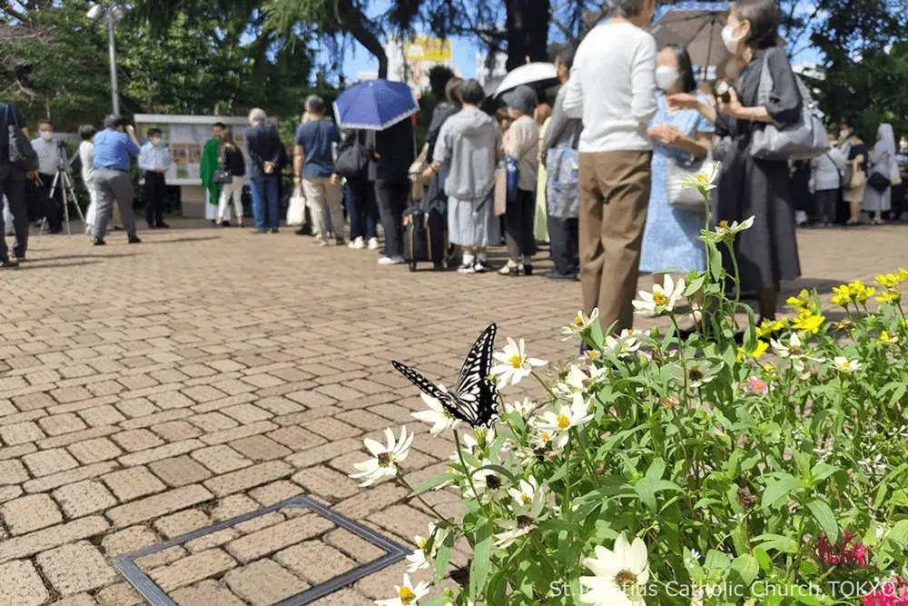 年間第25主日ミサの後、祝福をする新司祭。 聖イグナチオ教会